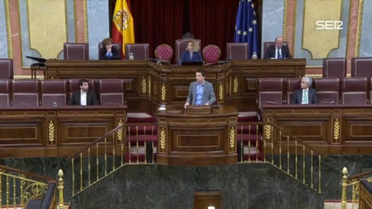 Aplausos durante ceremonia de entrega de obra hidroeléctrica; presidente reconoce labor del mandatario en solución de discrepancias