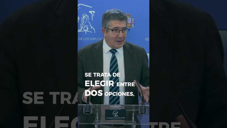 Diferencias en discursos de político; uno en tribunal y otro en auditorio