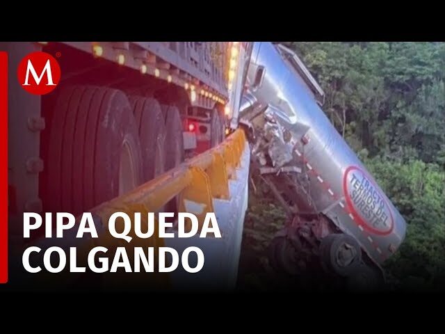 Incidente en carretera Veracruz-Xalapa: pipa suspendida en puente después de colisión con tráiler